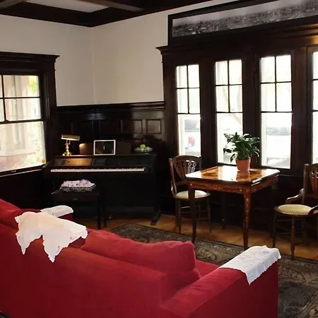 Lady Geneva Bed & Breakfast-3